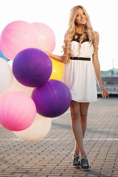 Mujer joven feliz con globos de látex de colores — Foto de Stock