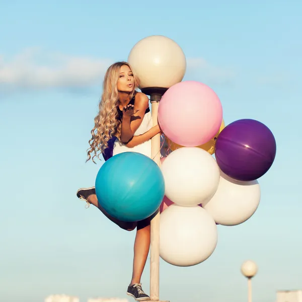 Jovem feliz com balões de látex coloridos — Fotografia de Stock