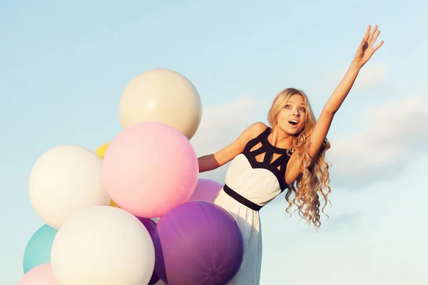 Щаслива молода жінка з барвистими латексними кульками — стокове фото