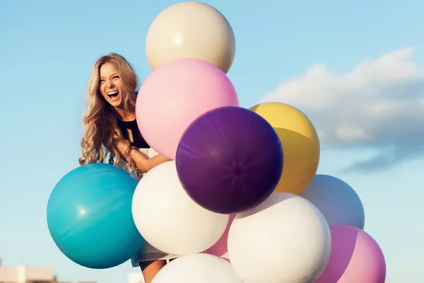 Joyeux jeune femme avec des ballons en latex coloré — Photo