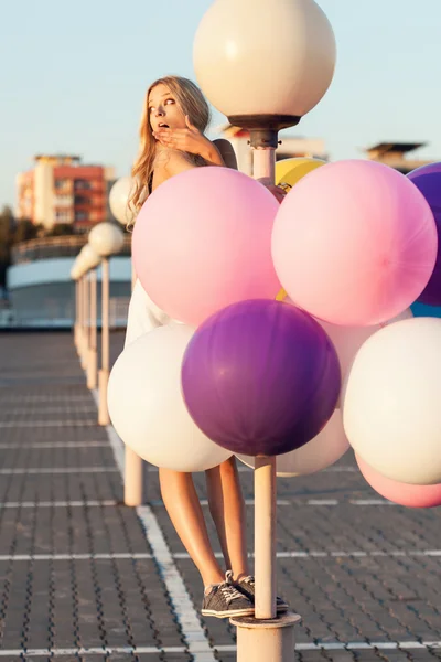 Joyeux jeune femme avec des ballons en latex coloré — Photo