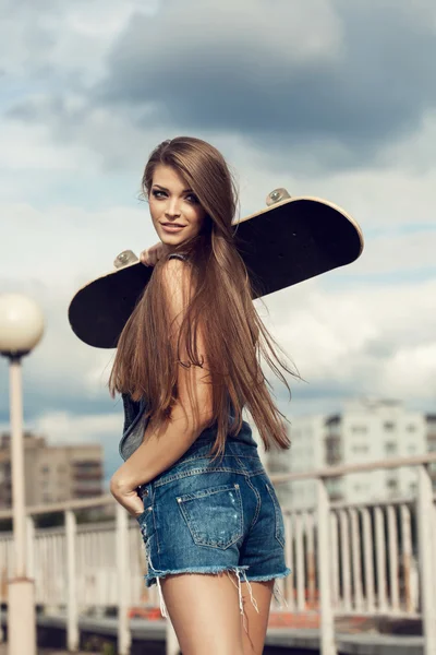 Menina skatista feliz — Fotografia de Stock