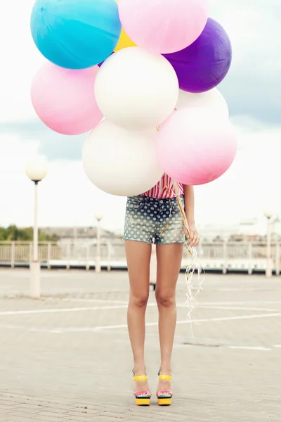 Mujer joven feliz con globos de látex de colores —  Fotos de Stock