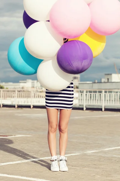 Boldog, fiatal nő, színes latex lufi — Stock Fotó