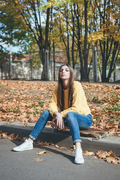 A beautiful skater woman — Stock Photo, Image