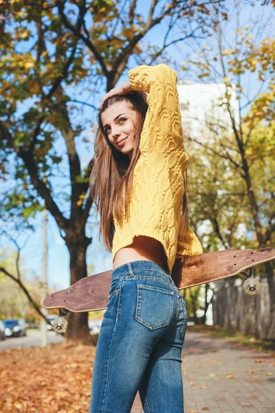 A beautiful skater woman — Stock Photo, Image