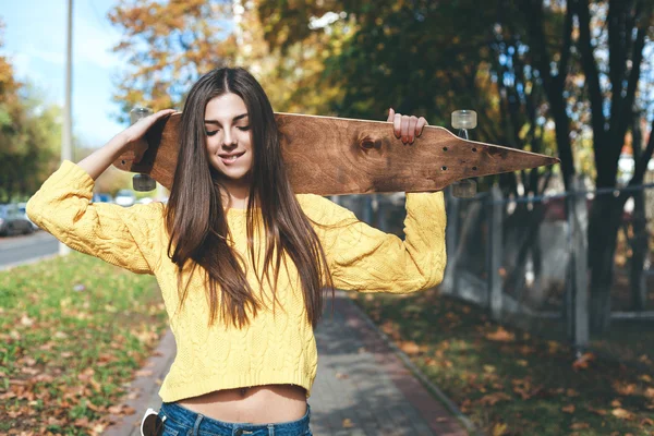 A beautiful skater woman — Stock Photo, Image