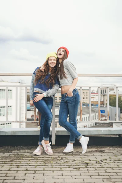 Zwei junge Hipster-Freundinnen — Stockfoto
