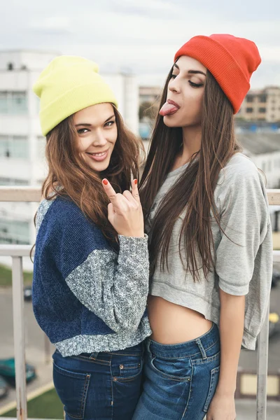 Two young hipster girl friends — Stock Photo, Image