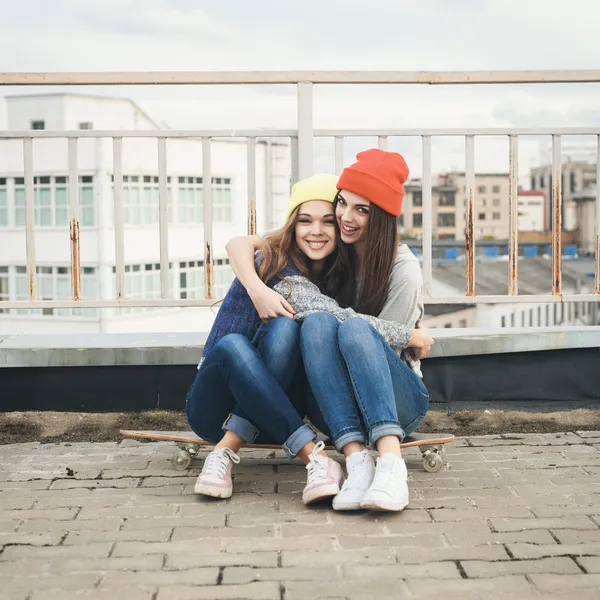 Two young longboarding girl friends — Stock Photo, Image