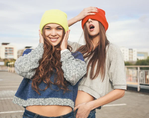 Twee jonge hipster meisje vrienden — Stockfoto