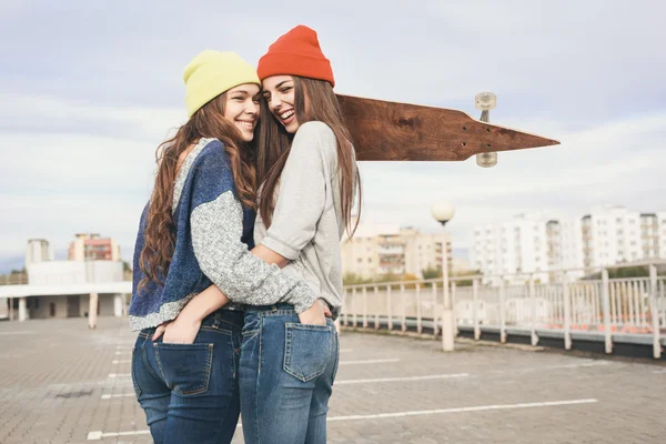 Two young hipster girl friends — Stock Photo, Image