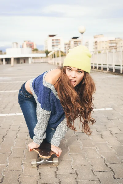 Una hermosa mujer patinadora — Foto de Stock