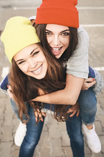 Två unga hipster flicka vänner Stockfoto