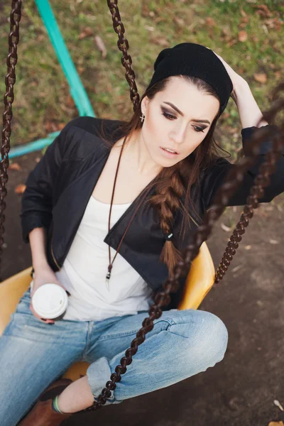 Retrato suave de uma menina bonita em um balanço — Fotografia de Stock