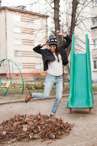 Jemný portrét krásné dívky na houpačceスイングの美しい少女の穏やかな肖像画 — ストック写真