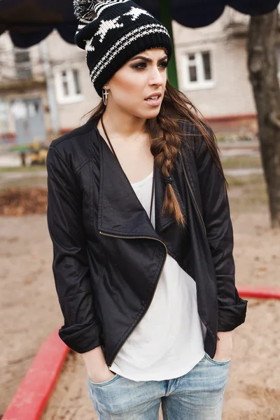Menina elegante na moda em jaqueta de couro preto — Fotografia de Stock