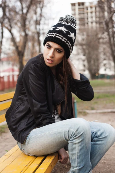 Modieuze stijlvolle meisje in zwart lederen jas — Stockfoto