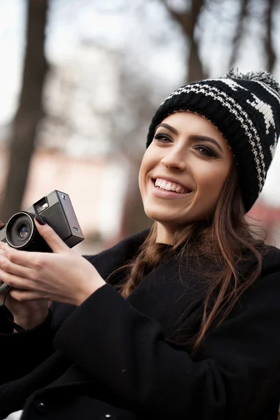 美しい少女と古いカメラ — ストック写真