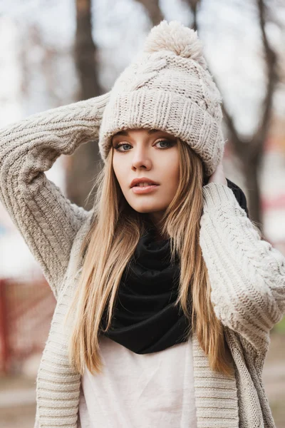 Fashionable stylish girl in white knit jacket — Stock Photo, Image