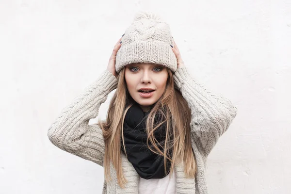 Menina elegante na moda em jaqueta de malha branca — Fotografia de Stock