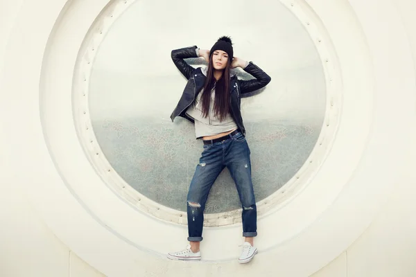 Porträtt av en vacker flicka hipster — Stockfoto