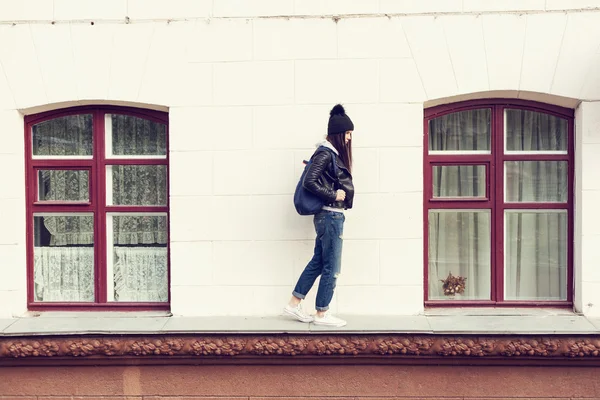 Jovem mulher andando sobre cornija — Fotografia de Stock