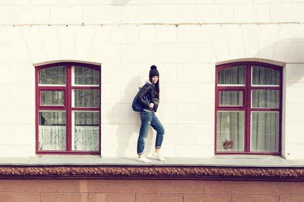 Young woman walking on cornice — Stock Photo, Image