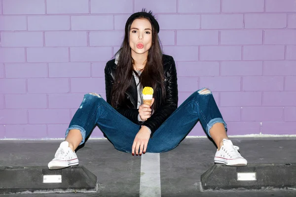 Traviesa chica comer helado — Foto de Stock