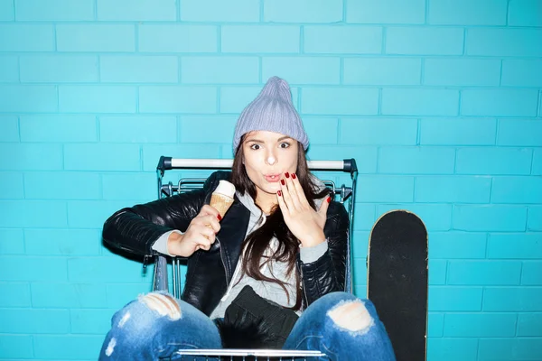 Menina impertinente comer sorvete — Fotografia de Stock
