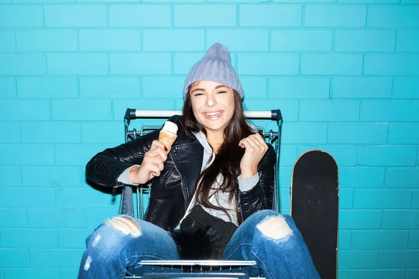Stout meisje eten van ijs — Stockfoto