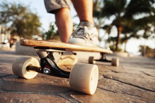 Mannen och longboardon strandpromenaden — Stockfoto