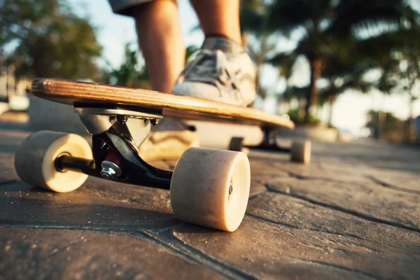 Mannen och longboardon strandpromenaden — Stockfoto