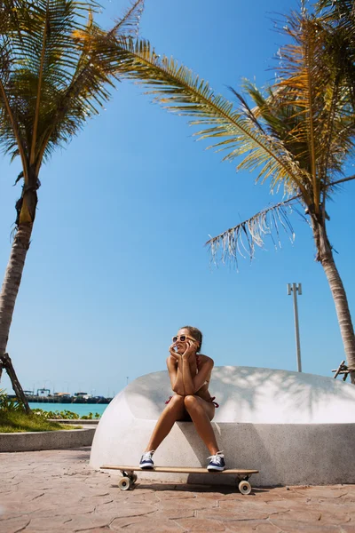 Sexy vrouw en longboard — Stockfoto