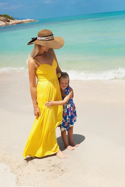 Little girl and her mother — Stock Photo, Image