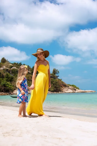 Little girl and her mother — Stock Photo, Image