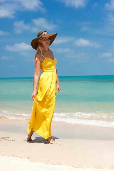 Young beautiful sexy blonde woman standing on beach — Stock Photo, Image