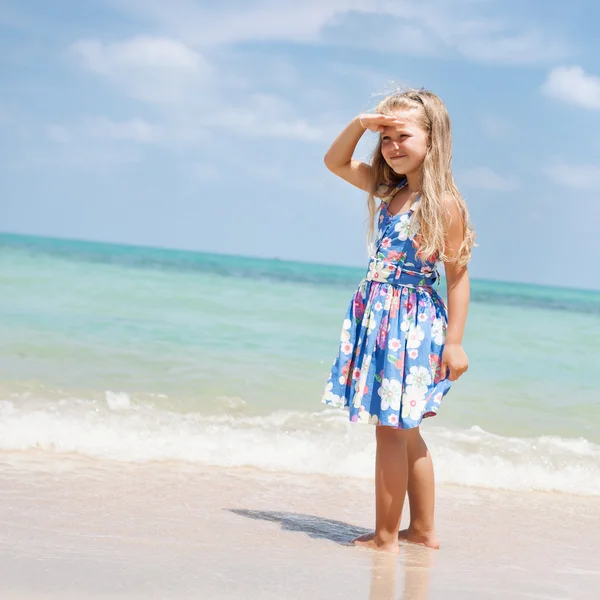 Giovane bella ragazza in piedi sulla spiaggia — Foto Stock