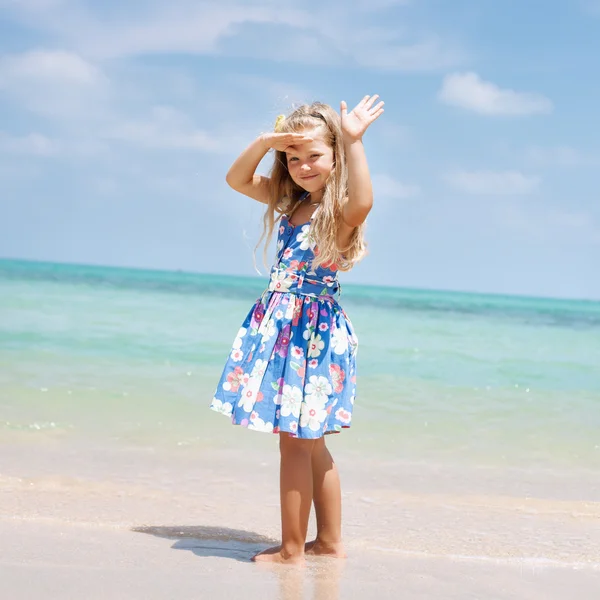 Молода красива дівчина стоїть на пляжі — стокове фото