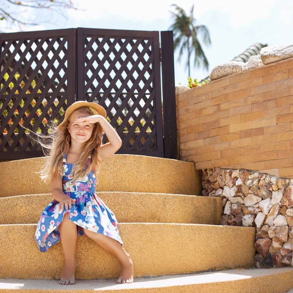 Schattig meisje op tropisch strand — Stockfoto