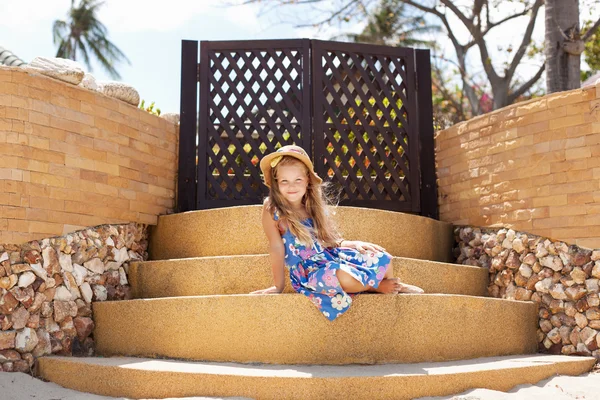 Очаровательная девочка на тропическом пляже — стоковое фото