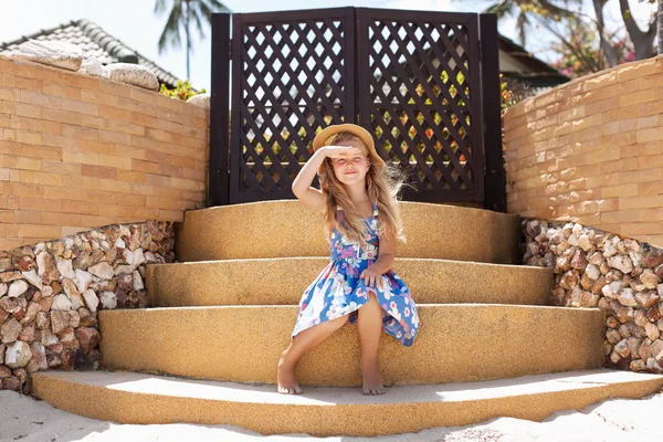 Sevimli küçük kız tropikal plaj — Stok fotoğraf