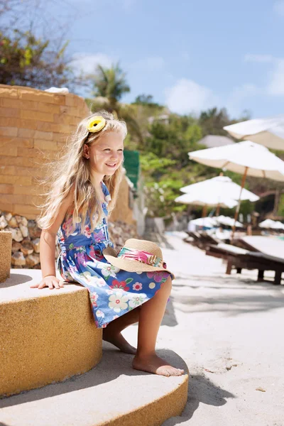 Adorabile bambina sulla spiaggia tropicale — Foto Stock