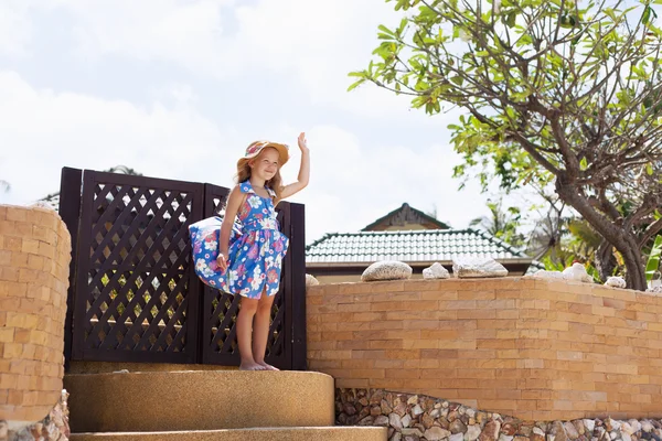 Entzückendes kleines Mädchen am tropischen Strand — Stockfoto