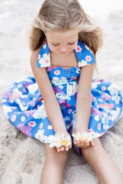 Hermosa chica joven relajándose cerca del mar —  Fotos de Stock