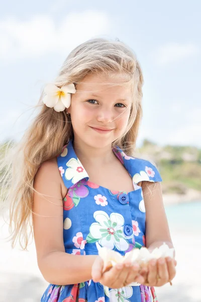 Молода красива дівчина стоїть на пляжі — стокове фото
