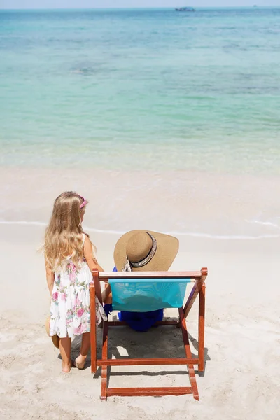 Little girl and her mother — Stock Photo, Image