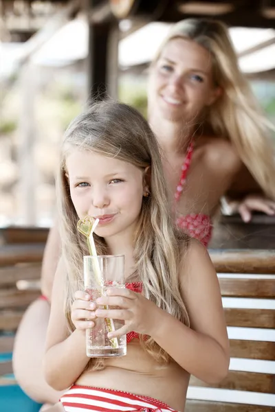 Chica sentada en un café tropical — Foto de Stock