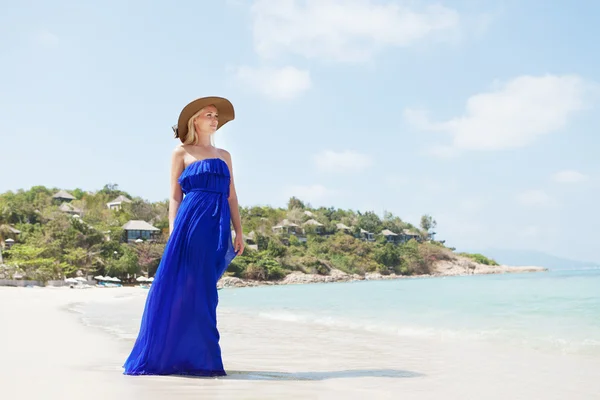 Jonge mooie blonde vrouw op strand — Stockfoto