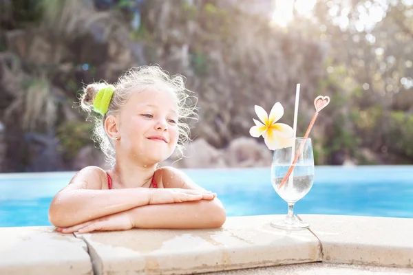 Niña con cóctel en la piscina de playa tropical —  Fotos de Stock